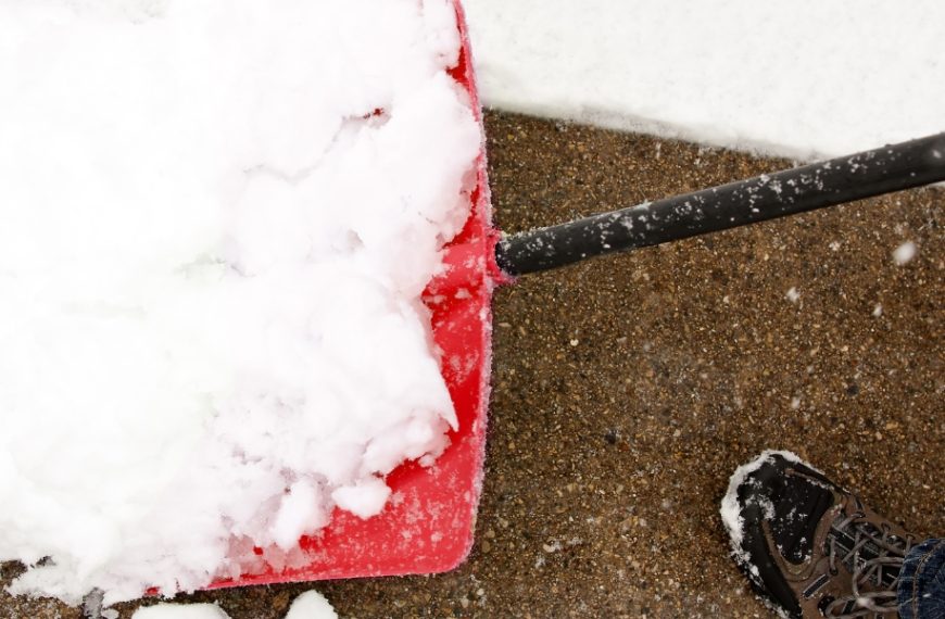 Affrontez l'hiver en toute sécurité : nos astuces infaillibles pour prévenir le verglas devant votre porte