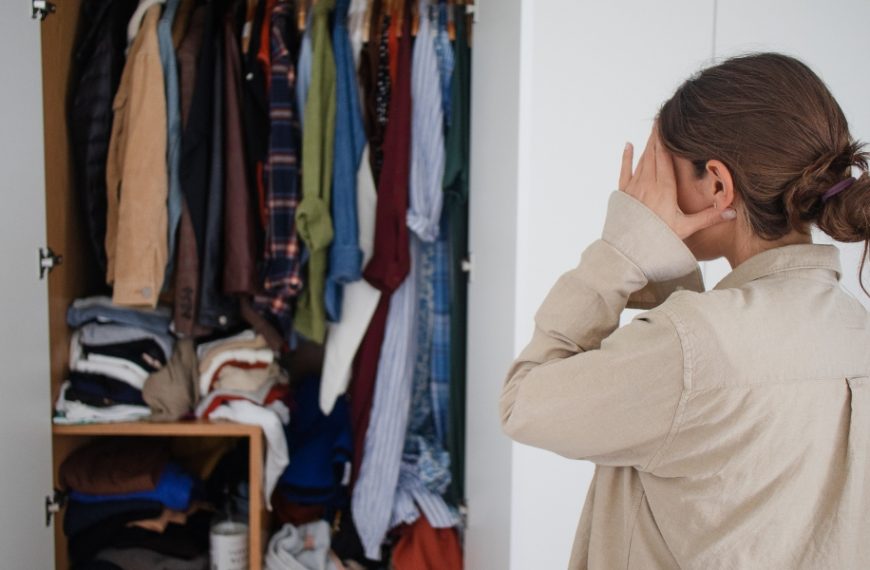 Luttez contre l'humidité dans vos placards avec ces astuces naturelles pour préserver vos affaires !
