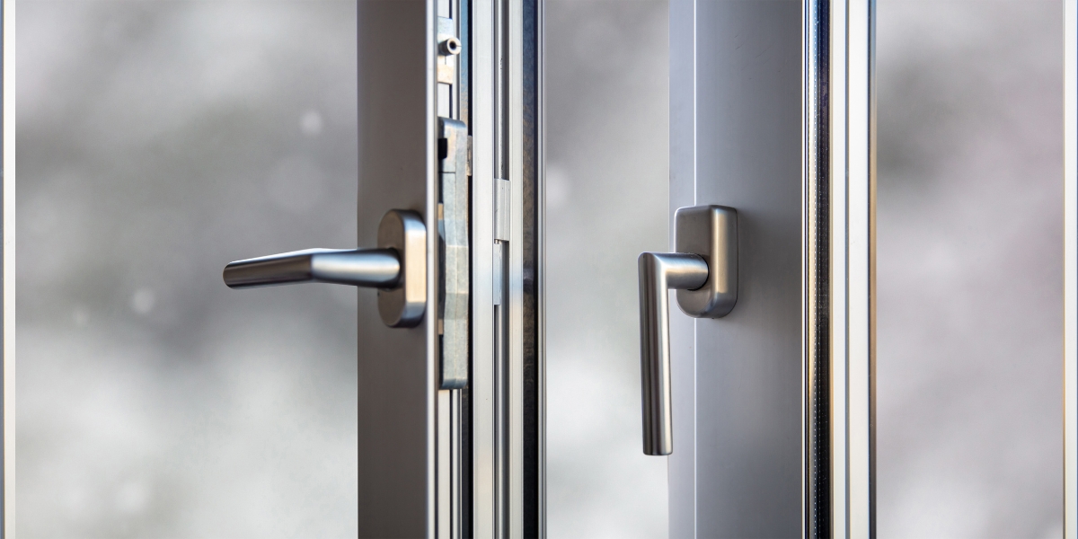 Astuces pratiques pour isoler efficacement le bas de votre porte et réduire les courants d'air !