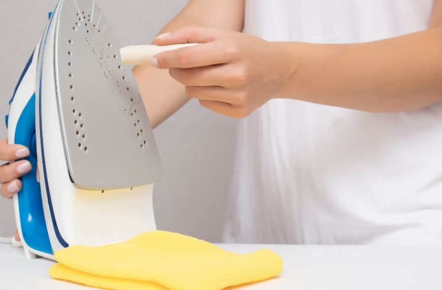 Découvrez nos astuces pour nettoyer la semelle de votre fer à repasser et la préserver sans rayures !