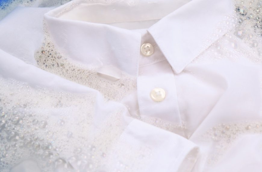Astuces quotidiennes : découvrez comment blanchir une chemise devenue jaune