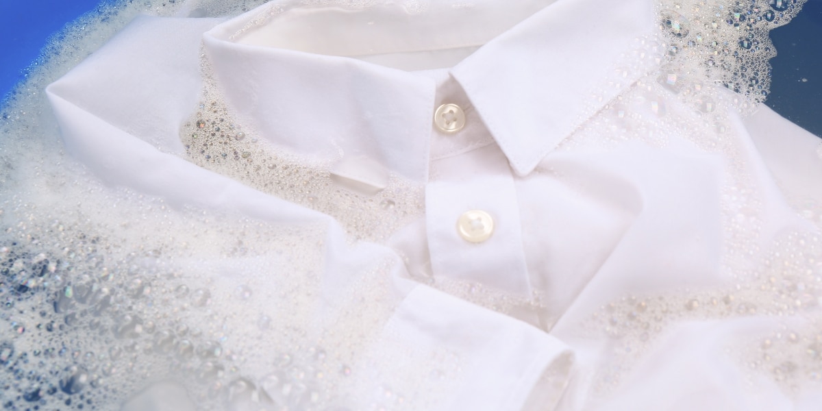 Astuces quotidiennes : découvrez comment blanchir une chemise devenue jaune