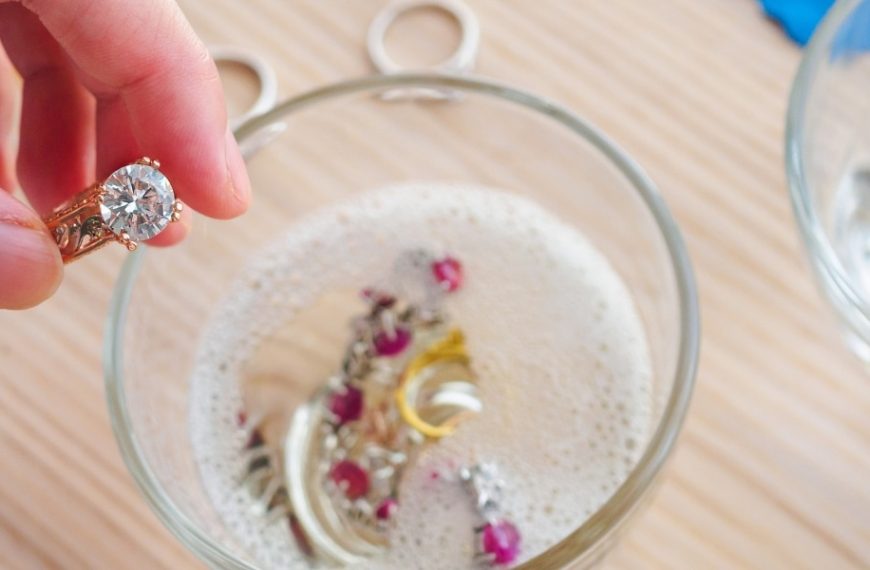 Comment redonner de l'éclat à vos bijoux en argent : les meilleures astuces naturelles de nettoyage