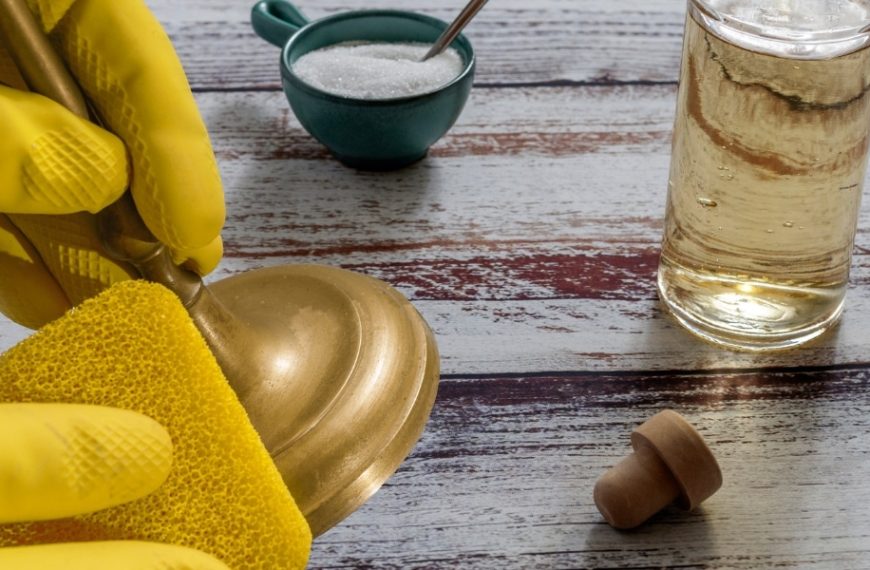 Astuces pratiques pour un laiton étincelant : comment le nettoyer avec des solutions naturelles et les pièges à éviter