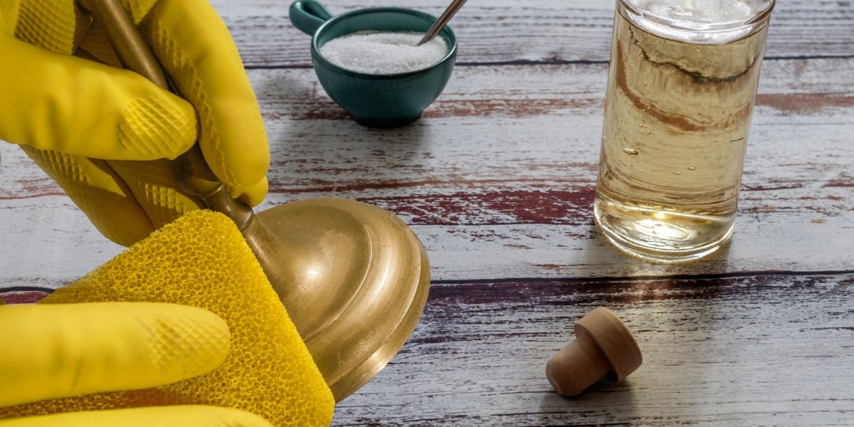 Astuces pratiques pour un laiton étincelant : comment le nettoyer avec des solutions naturelles et les pièges à éviter