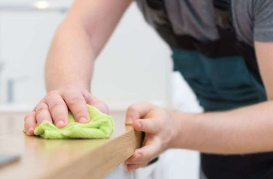 3 méthodes infaillibles pour nettoyer la graisse sur vos meubles en bois de cuisine !