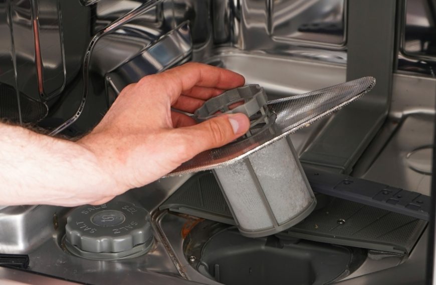 Découvrez nos astuces pratiques pour nettoyer et faire briller le filtre de votre lave-vaisselle !