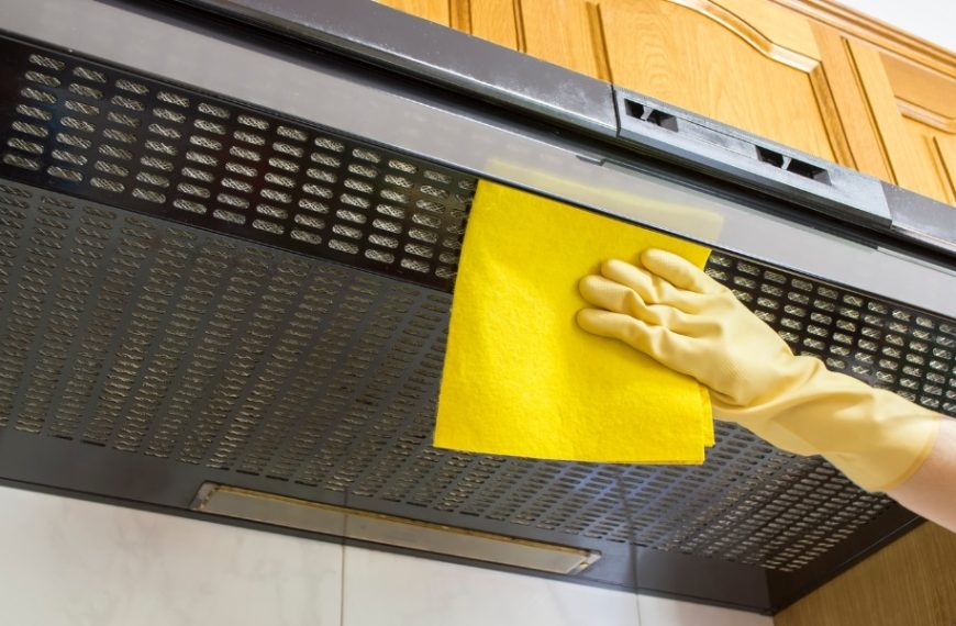 Découvrez nos astuces pratiques pour nettoyer sa hotte de cuisine et dire adieu aux traces !