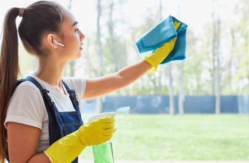 Comment nettoyer les vitres sans laisser de traces : techniques efficaces et produits recommandés