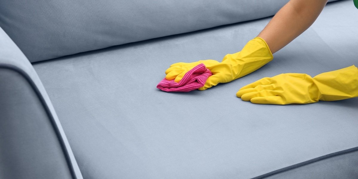 Comment nettoyer efficacement vos canapés en tissu et daim : astuces rapides pour un salon impeccable !