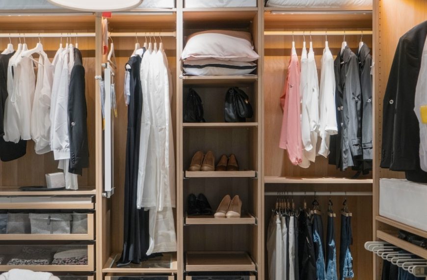Découvrez nos astuces clés pour maximiser l'espace de votre dressing et organiser vos vêtements efficacement !