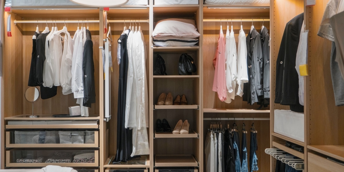 Découvrez nos astuces clés pour maximiser l'espace de votre dressing et organiser vos vêtements efficacement !