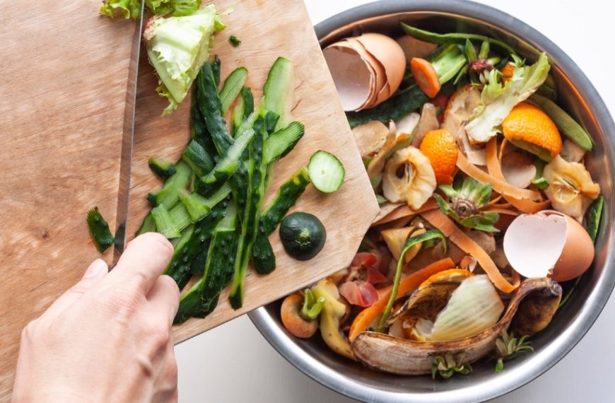 Discover simple tips for transforming your vegetable waste into compost and enriching your garden naturally!