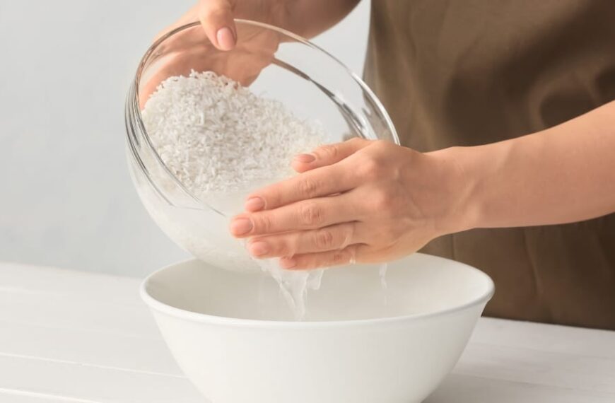 Découvrez des astuces étonnantes pour réutiliser l'eau de cuisson du riz au quotidien !