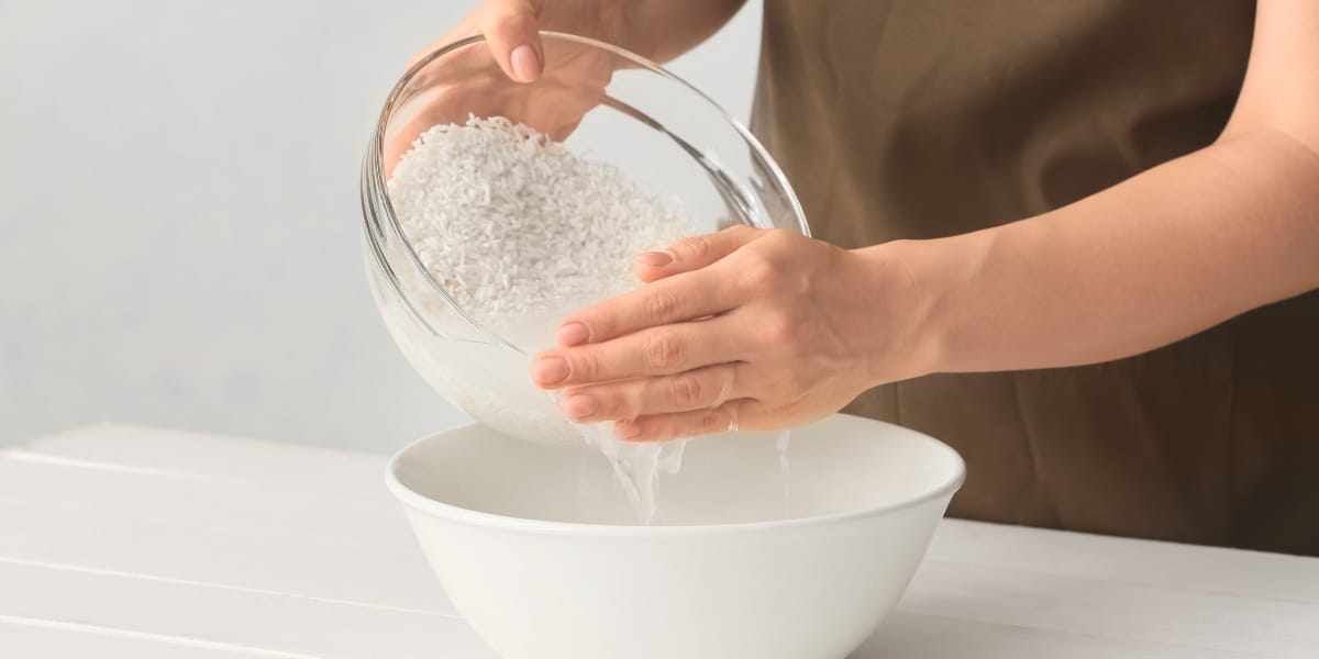 Découvrez des astuces étonnantes pour réutiliser l'eau de cuisson du riz au quotidien !