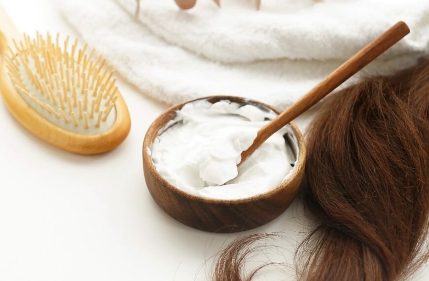 Découvrez l'ingrédient de cuisine miracle pour lisser vos cheveux rapidement sans lisseur !
