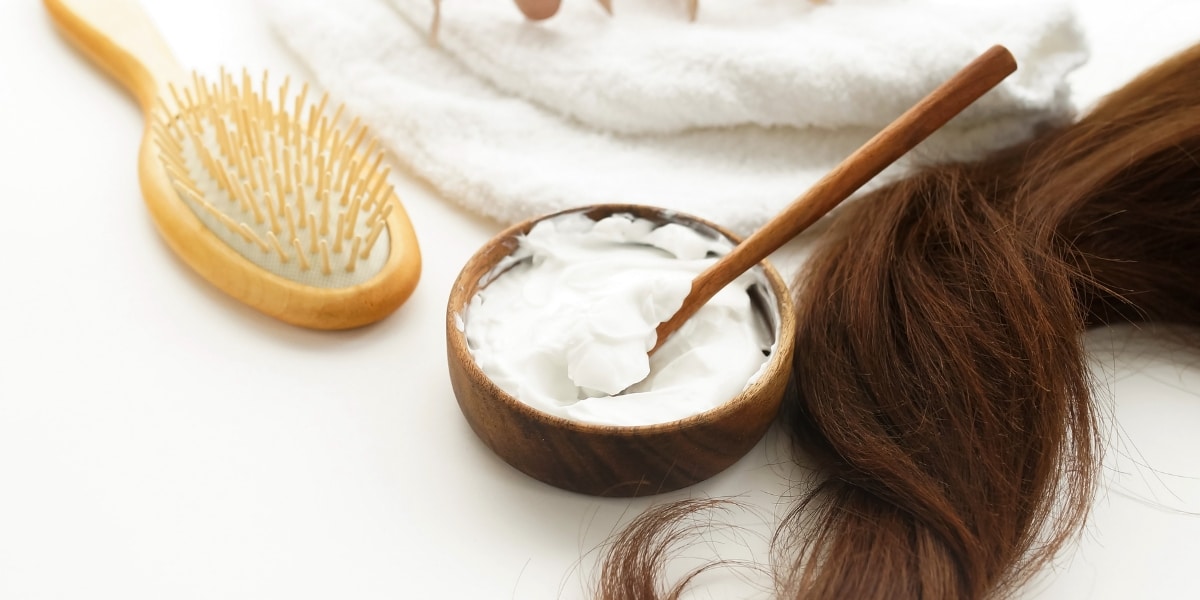 Découvrez l'ingrédient de cuisine miracle pour lisser vos cheveux rapidement sans lisseur !