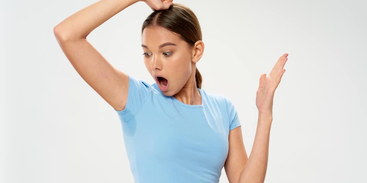 Comment dire adieu à l'odeur de transpiration sur les vêtements et prévenir son apparition ?