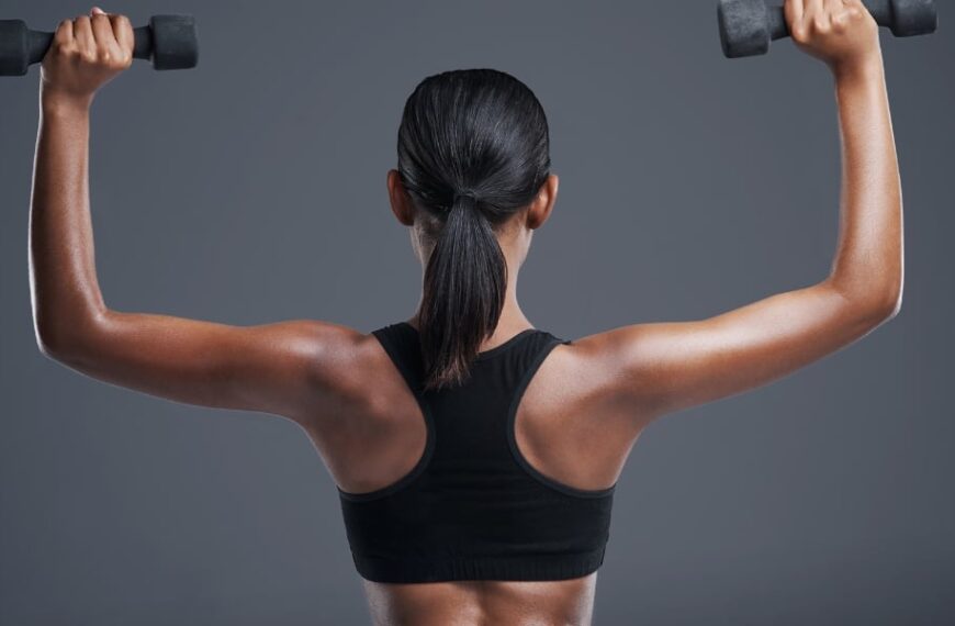 Comment tonifier ses bras après 50 ans ? 3 exercices simples contre le relâchement cutané