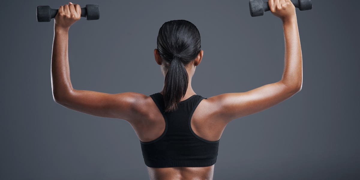 Comment tonifier ses bras après 50 ans ? 3 exercices simples contre le relâchement cutané