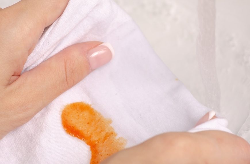 Comment enlever une tache de sauce tomate ?