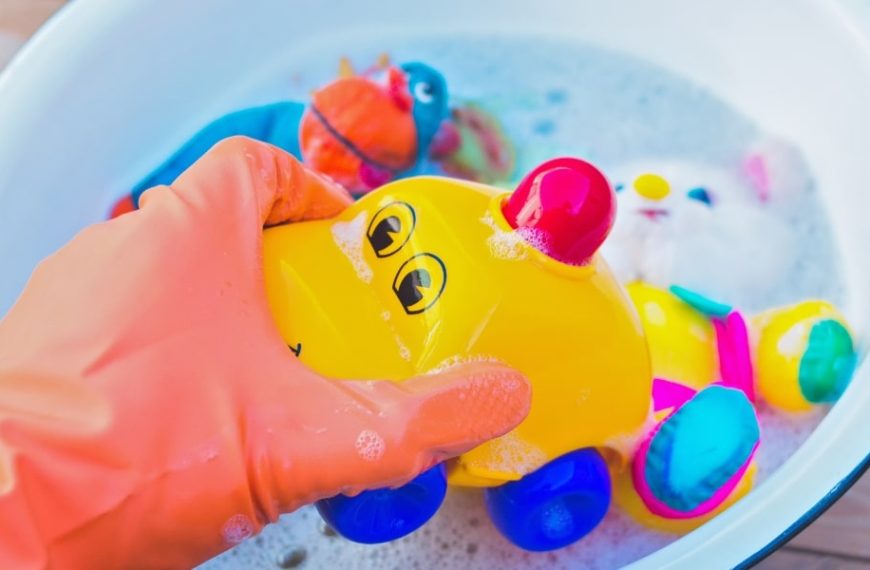 Comment nettoyer et désinfecter les jouets de son enfant ?