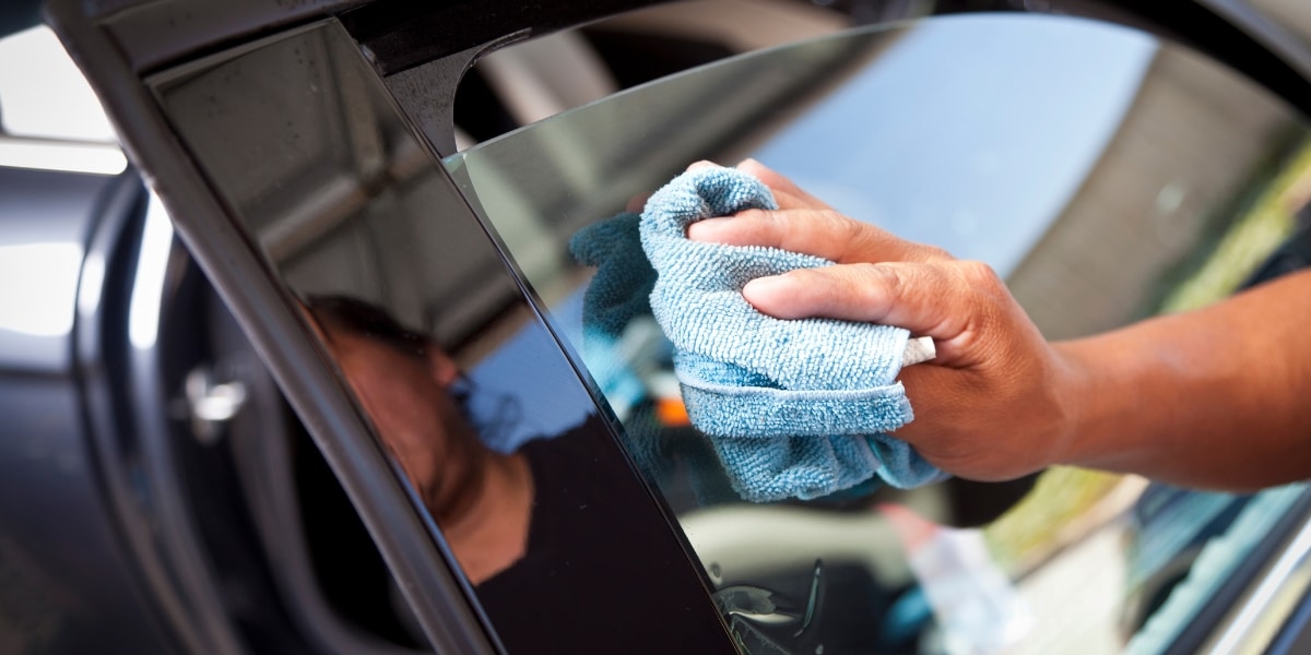 Comment nettoyer les traces de moustiques de sa voiture ?