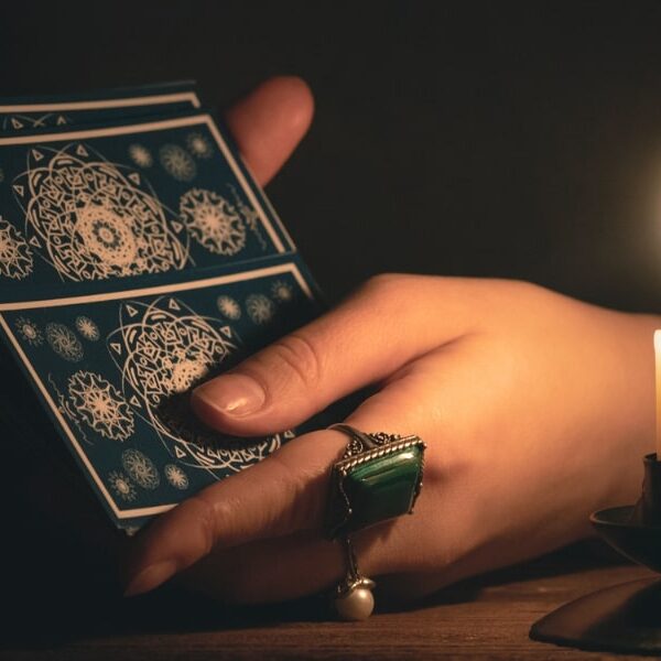 Prévisions astrologiques du 28 juillet 2024 par tarologue expérimenté : Découvrez les énergies du tarot et leur influence sur votre vie