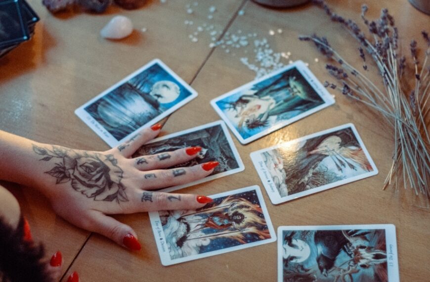 Décryptez les mystères de l'univers avec le tarot : Prévisions astrologiques pour le 29 juillet 2024