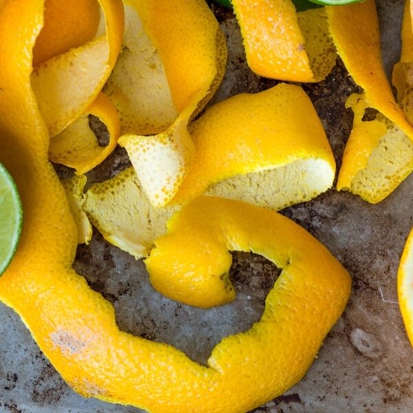 Découvrez comment créer votre désinfectant naturel avec des pelures d'orange pour une maison saine et parfumée !