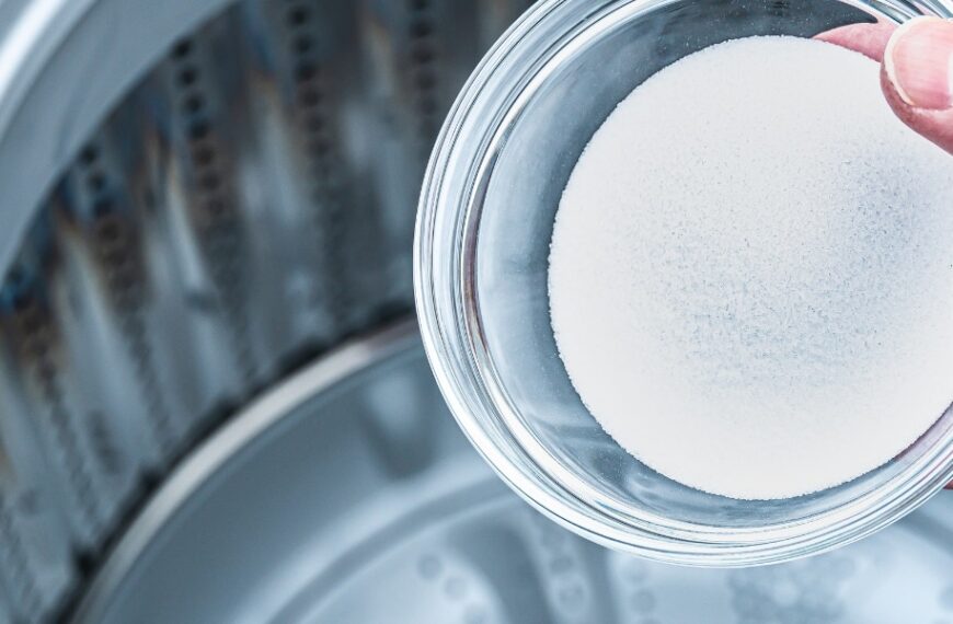 Découvrez pourquoi ajouter du bicarbonate de soude à votre lessive peut transformer vos corvées : 3 avantages étonnants