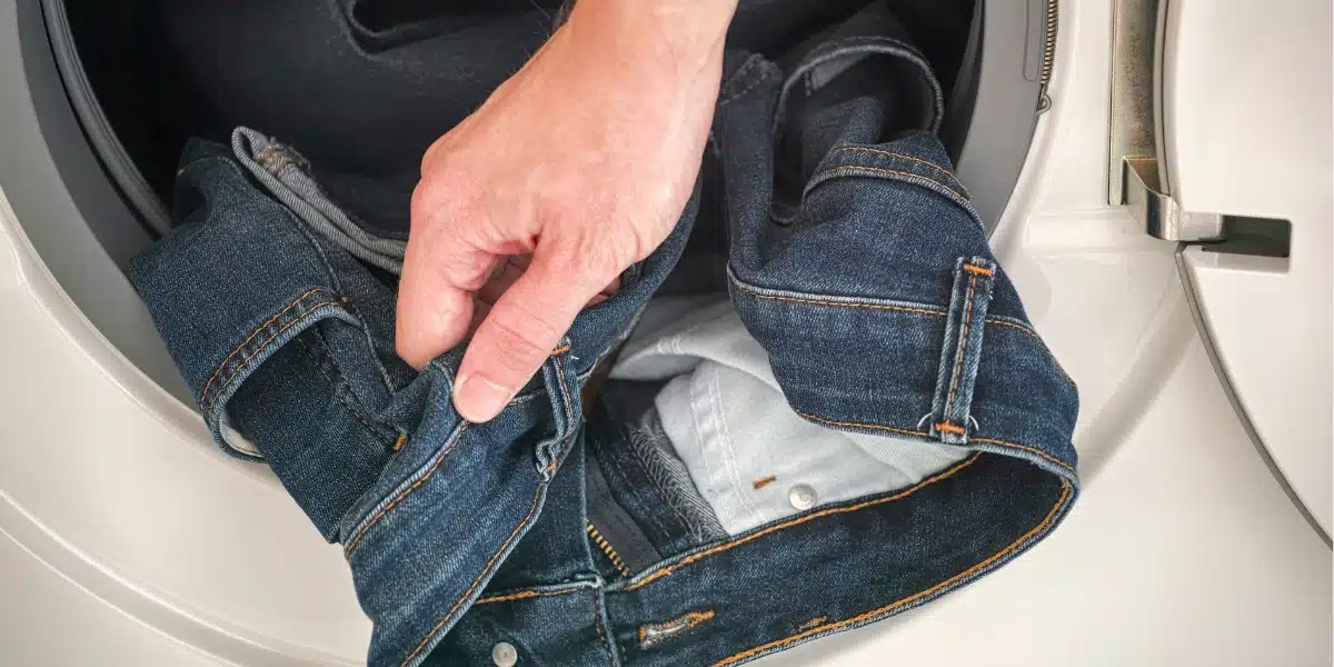 Découvrez pourquoi il est essentiel de laver vos jeans à l'envers : astuces pratiques pour prendre soin de votre garde-robe à la maison