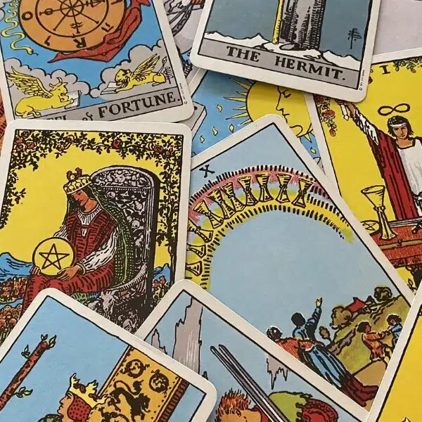 Plongez dans l'univers mystique du tarot : Guidance et prévisions pour la journée du 26 juillet 2024