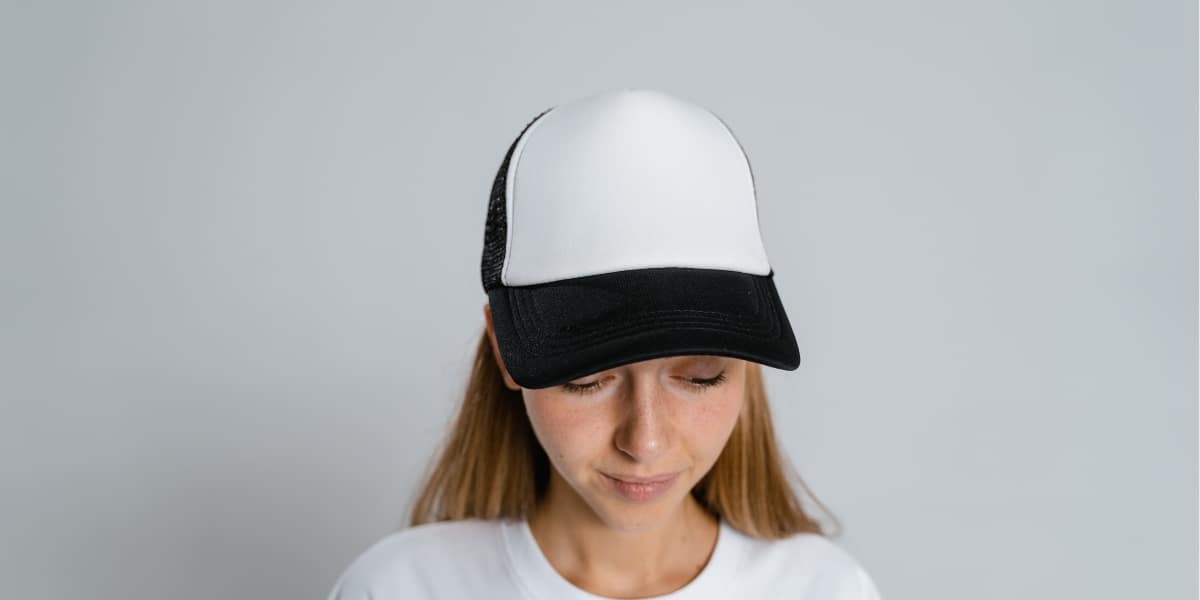 Astuces maison : apprenez à laver votre casquette sans risquer de la déformer ou de ternir sa couleur