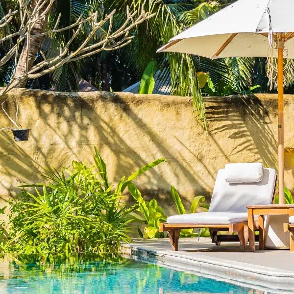 Comment créer une ambiance tropicale autour de la piscine : Nos astuces pour transformer votre jardin en oasis exotique