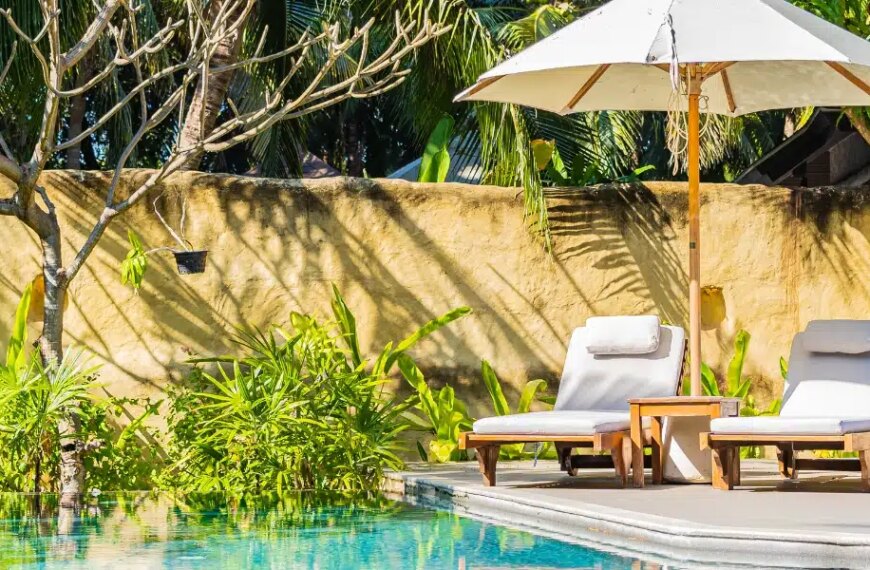 Comment créer une ambiance tropicale autour de la piscine : Nos astuces pour transformer votre jardin en oasis exotique