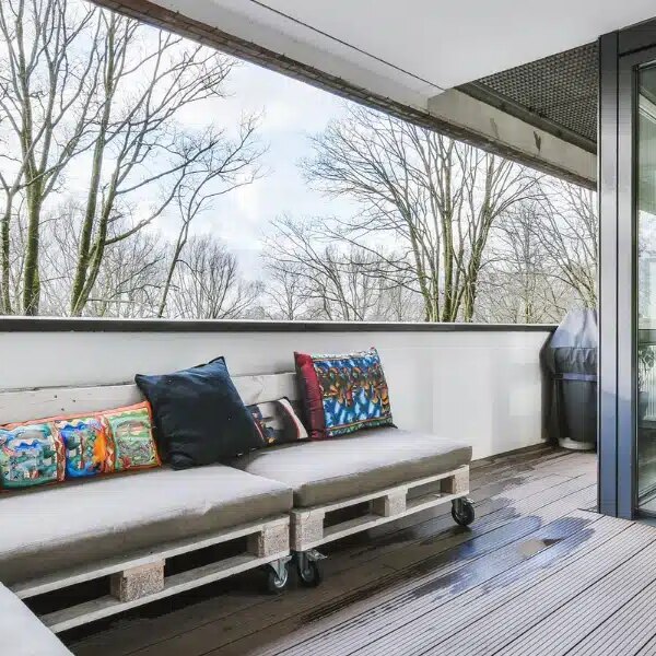 Transformez votre balcon avec des palettes : des idées créatives et durables vous attendent !