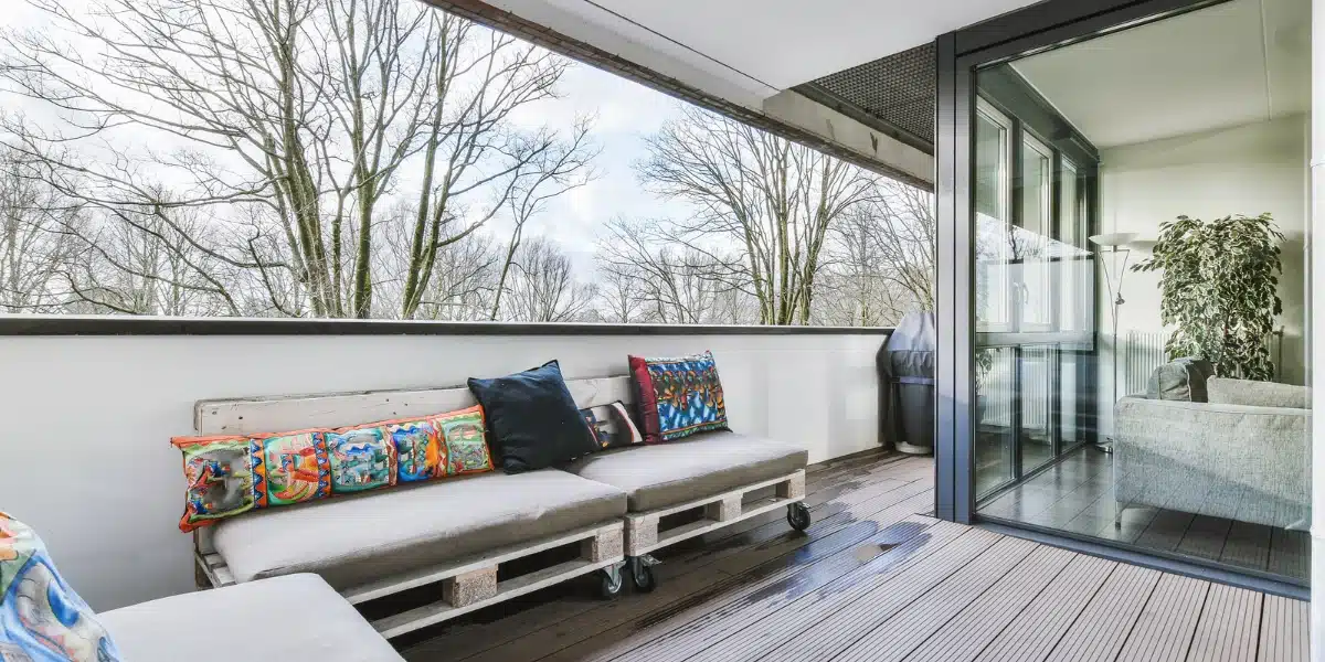 Transformez votre balcon avec des palettes : des idées créatives et durables vous attendent !