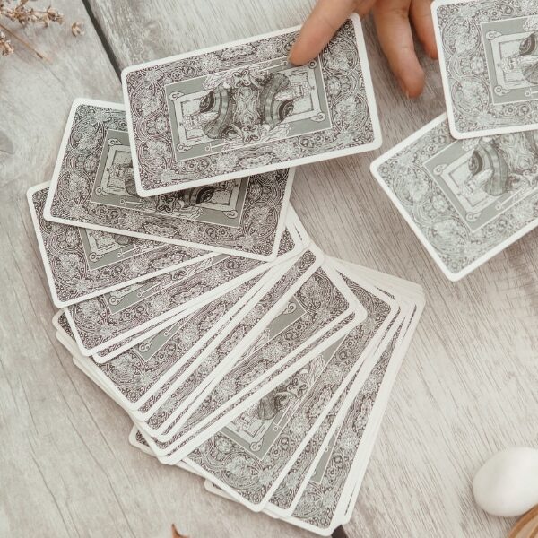Prévisions astrologiques et guide du tarot pour le 5 août 2024 : Interprétation des énergies cosmiques