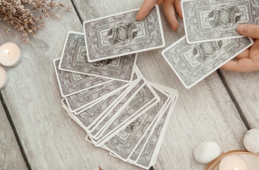 Prévisions astrologiques et guide du tarot pour le 5 août 2024 : Interprétation des énergies cosmiques