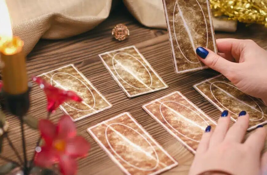 Prévisions astrologiques du 27 août 2024 basées sur un tirage de tarot pour un développement personnel et spirituel