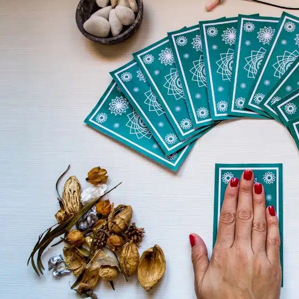Prévisions astrologiques et tarot pour le 1er août 2024 : Guide divinatoire et énergétique