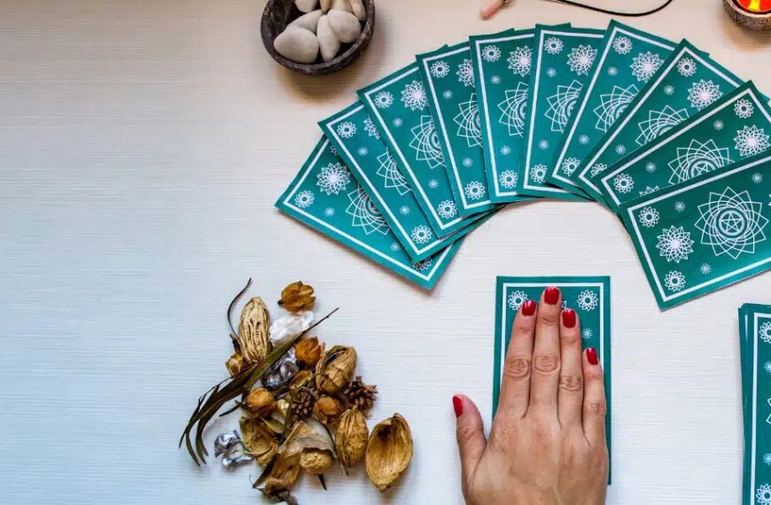 Prévisions astrologiques et tarot pour le 1er août 2024 : Guide divinatoire et énergétique