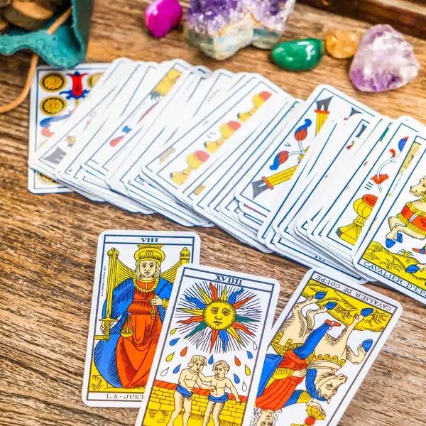 Plongée cosmique : Guide astrologique du 23 août 2024 à travers le miroir lumineux du tarot