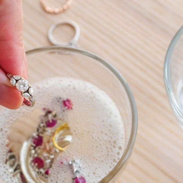 Découvrez des astuces maison pour faire briller vos bijoux en argent rapidement !