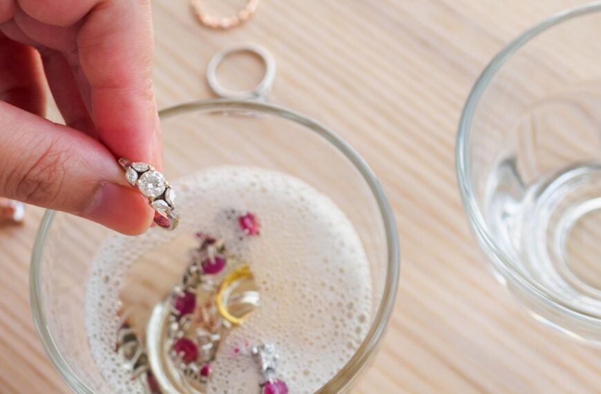 Découvrez des astuces maison pour faire briller vos bijoux en argent rapidement !