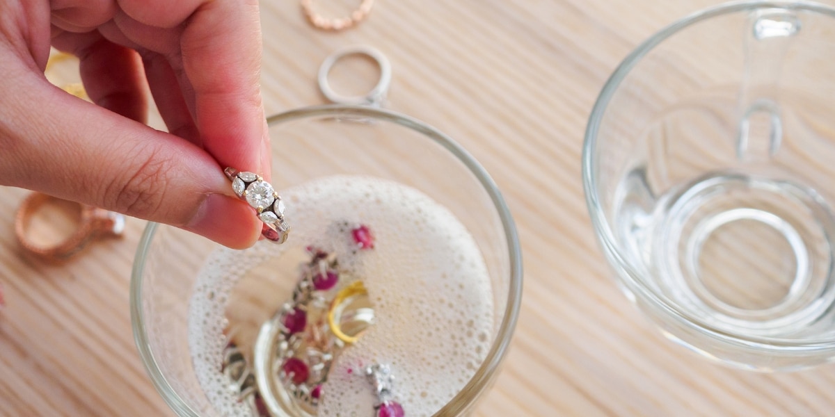 Découvrez des astuces maison pour faire briller vos bijoux en argent rapidement !