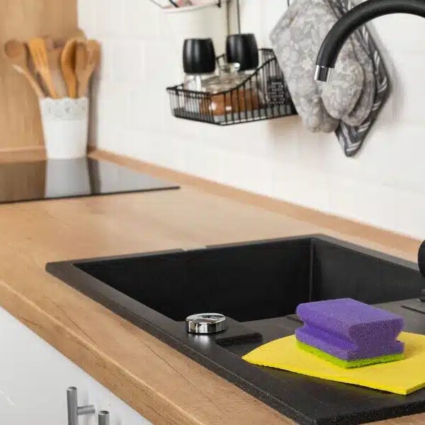 Découvrez nos conseils pratiques pour un évier noir impeccable au quotidien !