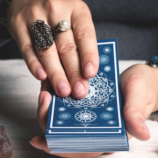 Découvrez les mystères du cosmos : Énergies et prédictions du tarot pour le 09 août 2024