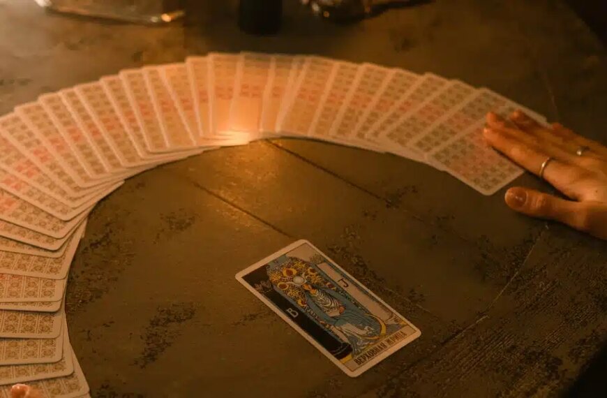 Découvrez les secrets de votre journée avec notre tirage de tarot spécial du 04 août 2024 : les forces mystiques de L'empereur et la roue de la fortune guident votre destin !